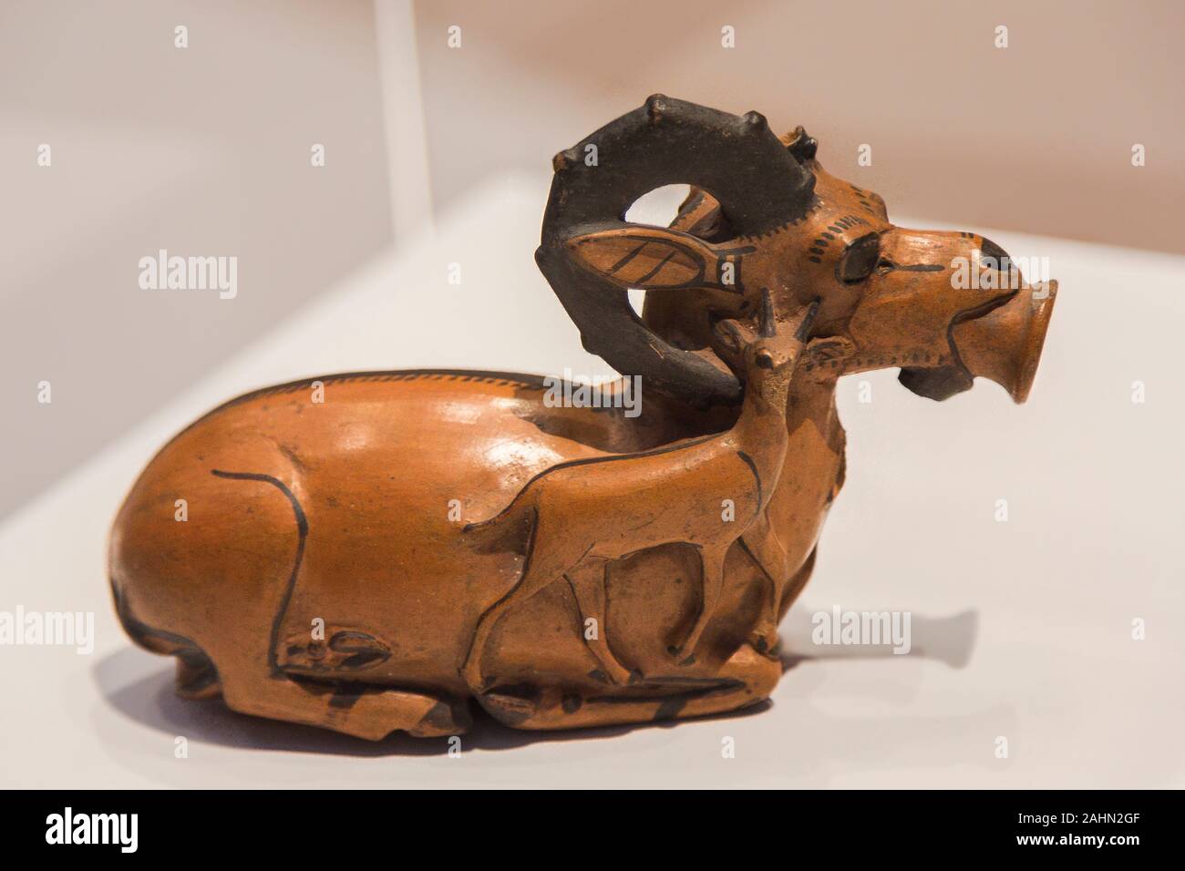 Ausstellung "Das Reich der Tiere im Alten Ägypten", im Jahr 2015 durch das Louvre Museum organisiert. Vase in Form eines Steinböcke, Terracotta, E 12659. Stockfoto