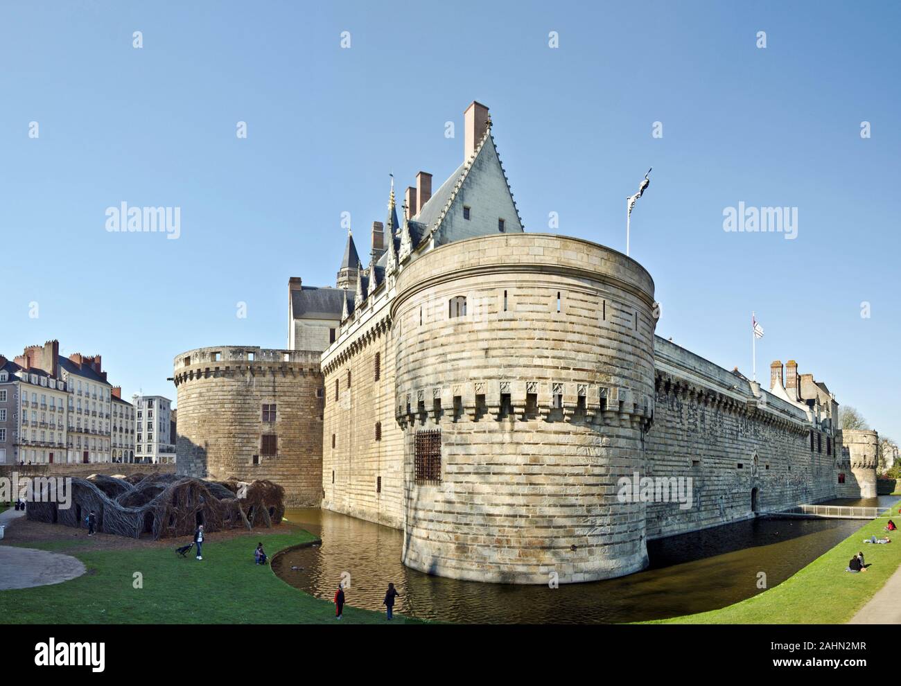 Blick auf Schloss der Herzöge der Bretagne in Nantes aus der östlichen Turm, der Haupteingang in der Rechten und der Spaziergang Park Place, von Stadtmauern Stockfoto