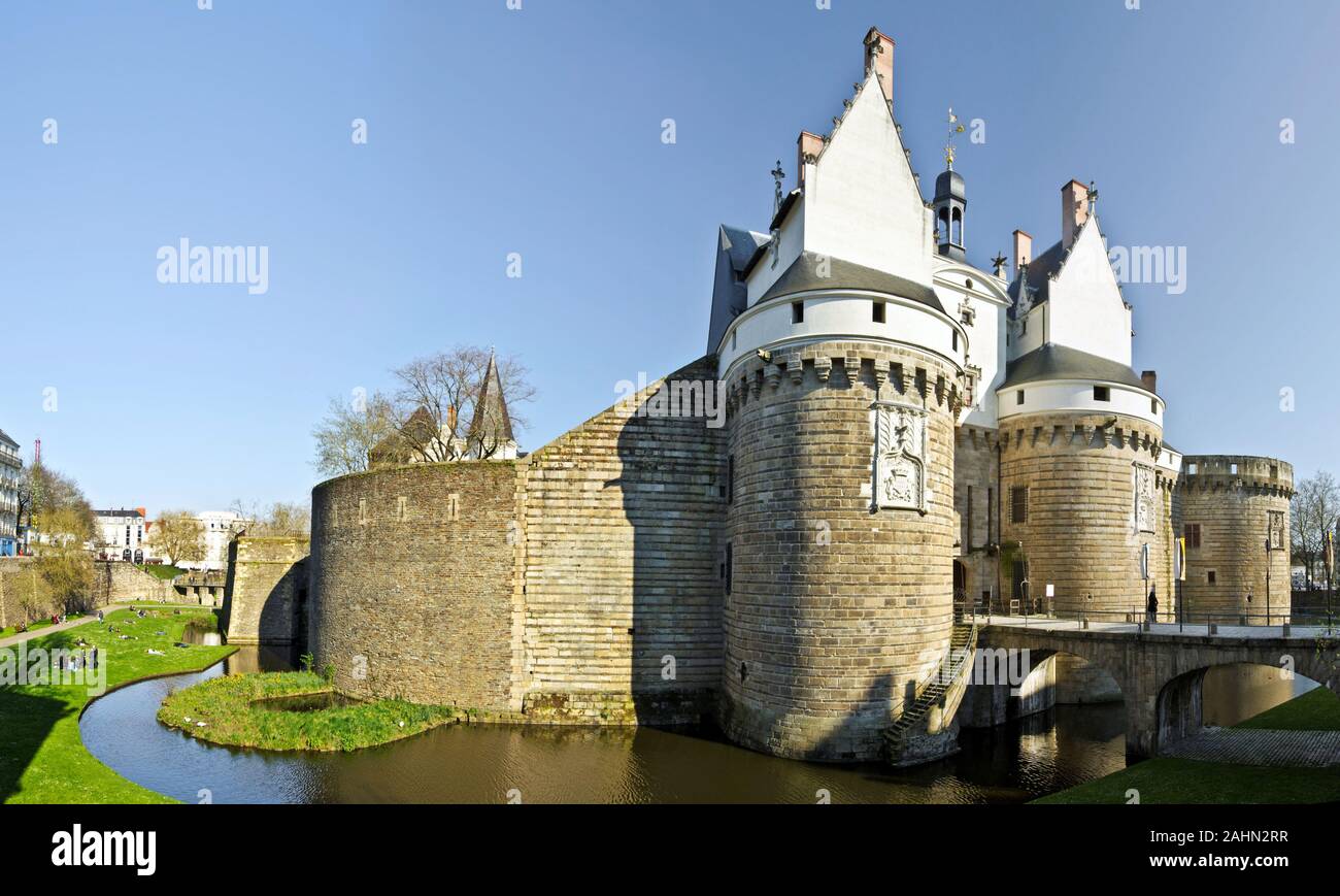 Blick auf Schloss der Herzöge der Bretagne in Nantes, der Haupteingang in der Rechten und der Spaziergang Park Place, von Stadtmauern Stockfoto