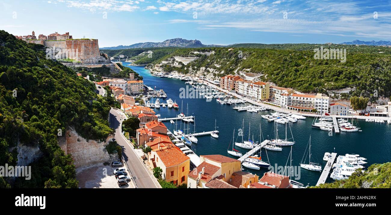 Panorama von Bonifacio Stadt mit dem Hafen und der Zitadelle auf der linken Seite. Insel Korsika, Frankreich Stockfoto