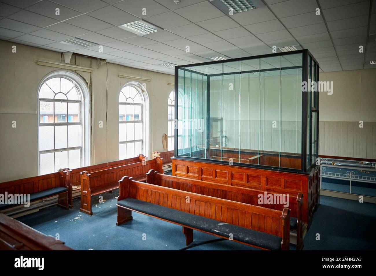 Sonnenaufgang am Ormskirk ist eine Stadt in West Lancashire, England, ehemaligen Ormskirk Magistrates' Court und Familie Gericht - Innenraum Stockfoto