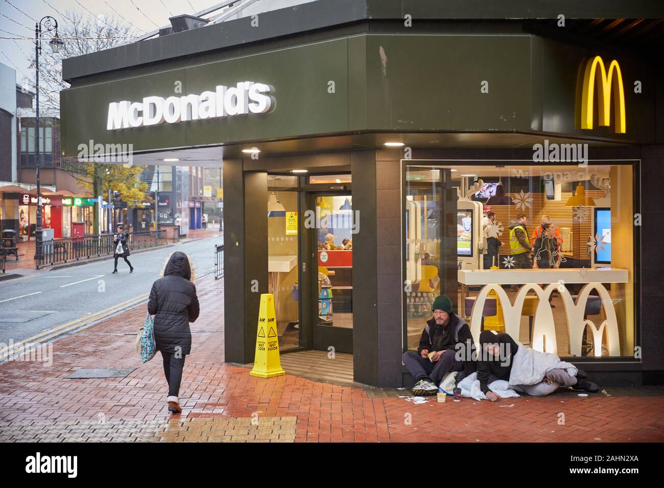 Wrexham in Wales, burger Kette McDonald's in der Stadt mit Männern draußen Schlafen Stockfoto