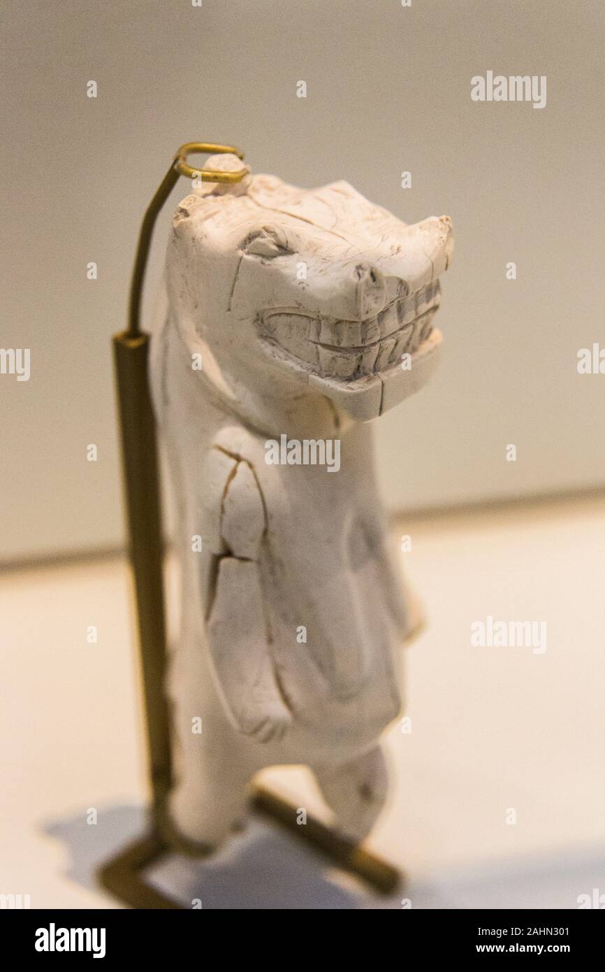 Ausstellung "Das Reich der Tiere im Alten Ägypten", im Jahr 2015 durch das Louvre Museum organisiert. Figur der Göttin Taweret, Mittleres Reich, E323. Stockfoto
