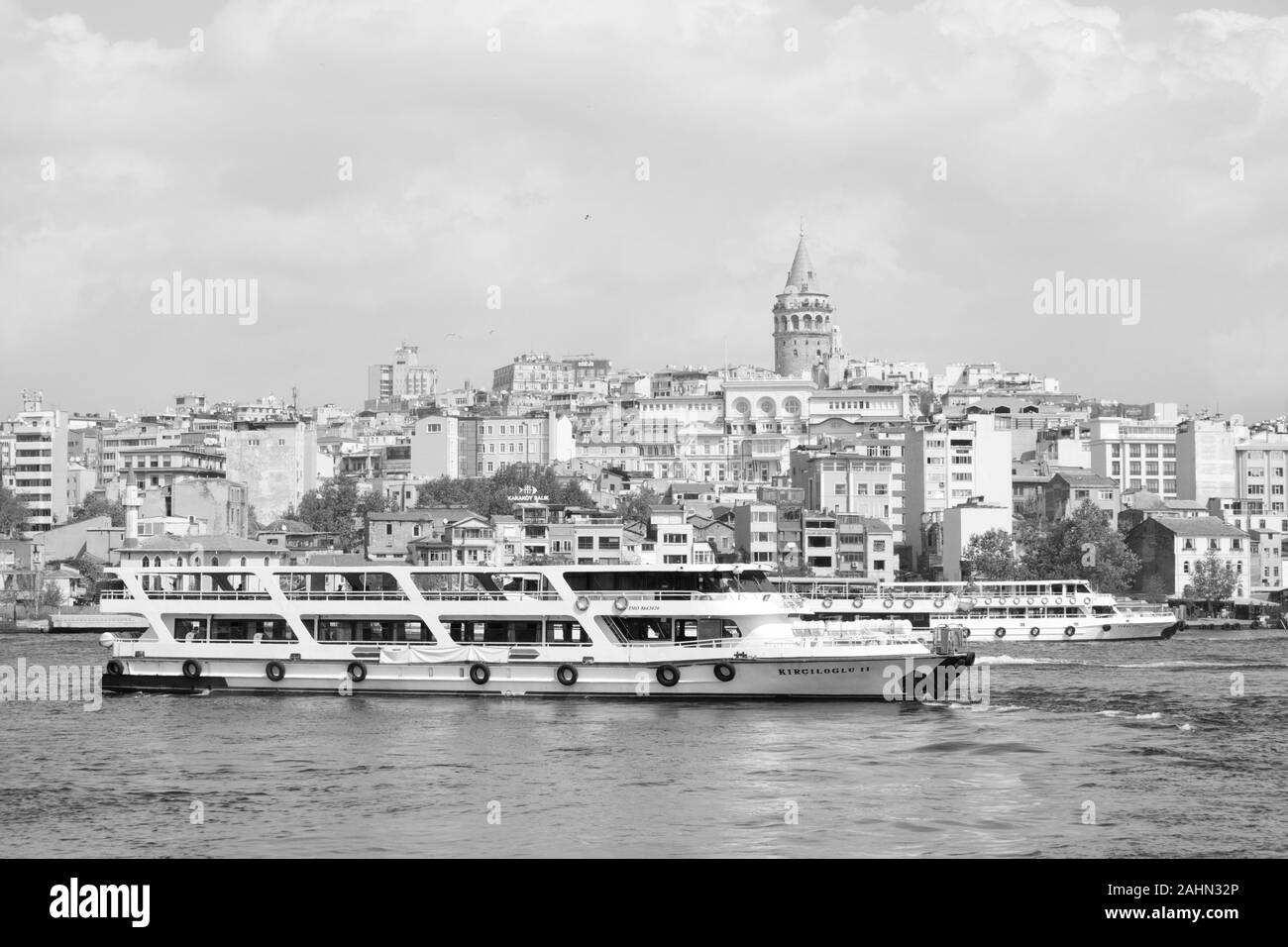 Istanbul, Türkei - 21. September 2017: Galata Tower in Istanbul mit touristischen Schiffe im Vordergrund. Stockfoto