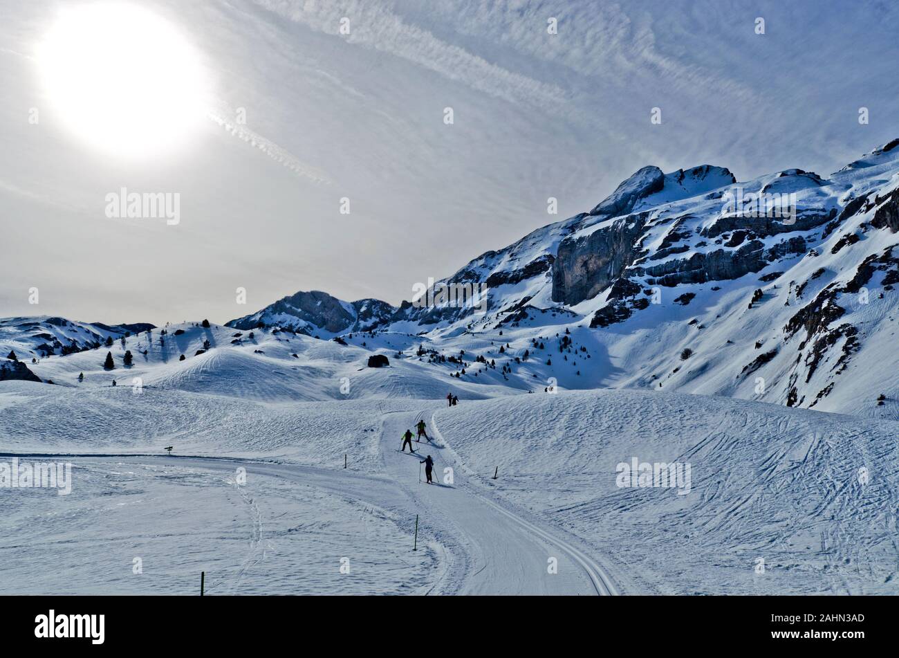 Winter Berge der Pyrenäen von Somport Skigebiet mit Cross-country Passes im Spanischen und Französischen Grenze. Leicht bewölkter Himmel mit der Sonne am backgroun Stockfoto