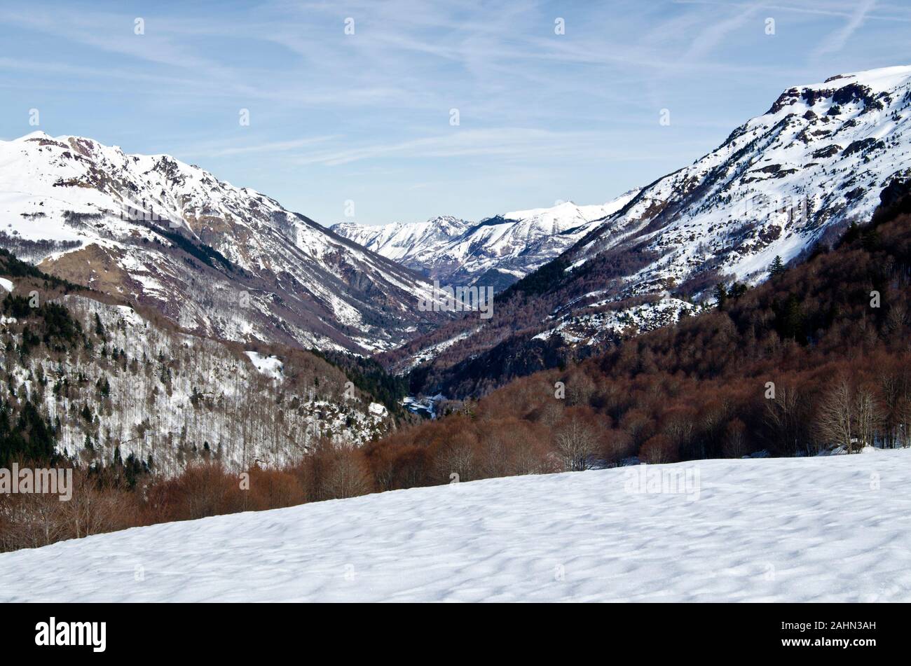 Aspe-tal in französischen Atlantischen Pyrenäen im Winter vom Col Col de Somport gesehen. Stockfoto