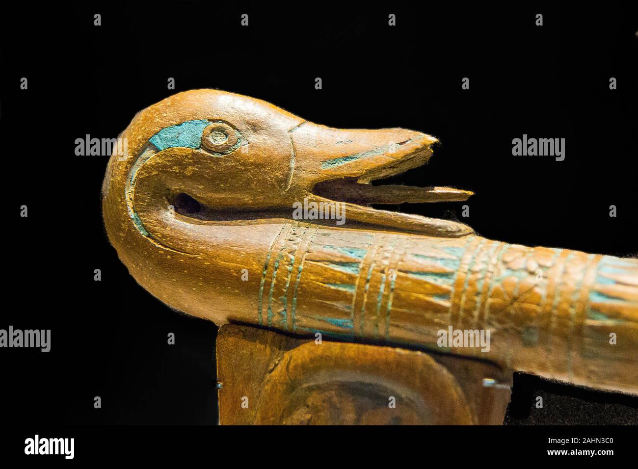 Ausstellung "Das Reich der Tiere im Alten Ägypten", im Jahr 2015 durch das Louvre Museum organisiert. Detail einer Leier, Ente Kopf, Neues Reich, Holz, N 875. Stockfoto
