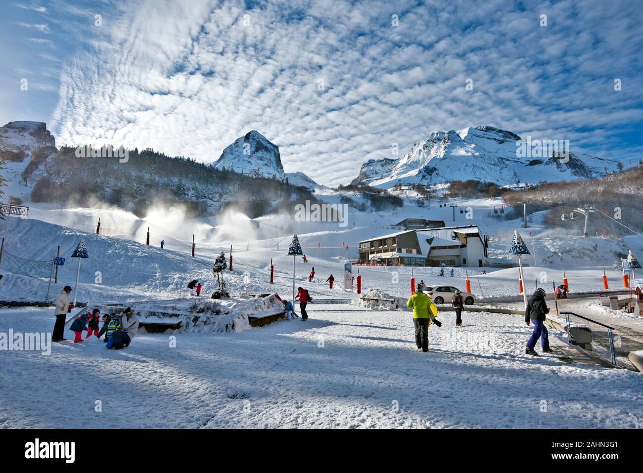 Gourette, Frankreich - 17. Januar 2016. Gourette winter sports Resort in Bearn Pyrenäen im Mornin, Menschen bereiten sich für Skifahren und andere Sport- und Lea Stockfoto