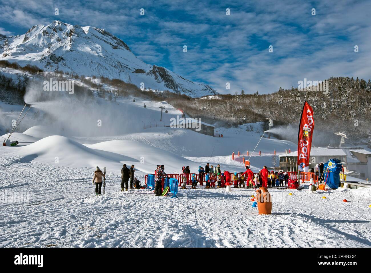 Gourette, Frankreich - 17. Januar 2016. Kinder Gruppe von Dozenten der Französischen Skischule organisiert zu starten Skifahren in Gourette winter sports Resort in B Stockfoto