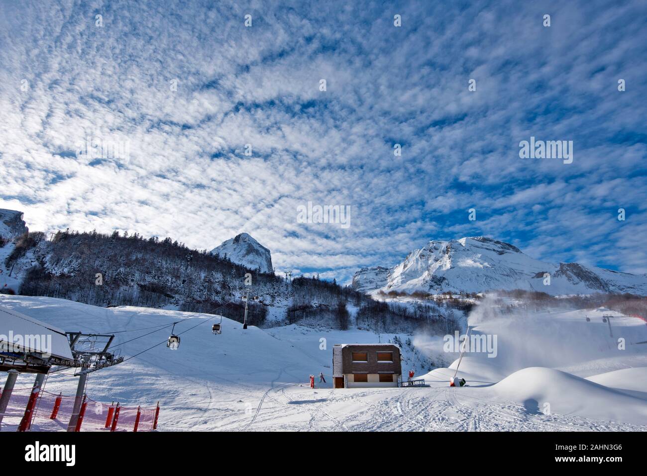 Die morgen mal in Gourette Wintersportort in den Französischen Pyrenäen. Die schneelanzen an Skipisten. Sonne leuchtet ein Teil der Landschaft. Stockfoto