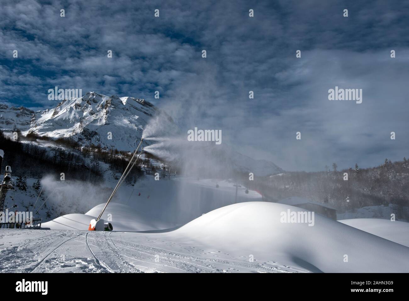 Die schneelanzen an Skipisten, die morgens mal in Gourette Wintersportort in den Französischen Pyrenäen.. Cloud gemusterten Himmel ist an Stockfoto