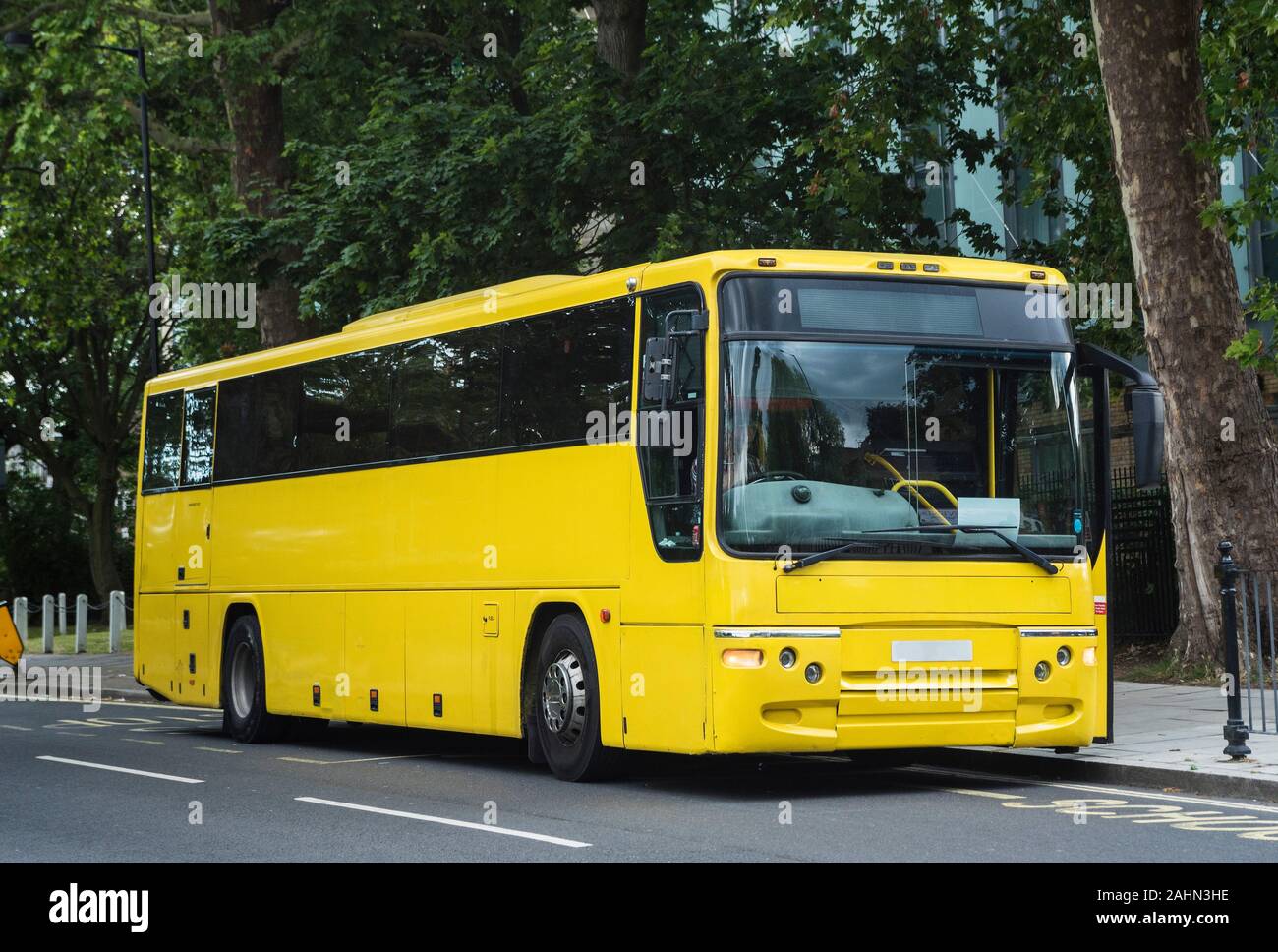 Eine helle gelbe Bus wartenden Fahrgäste für eine Reise zu sammeln. Stockfoto