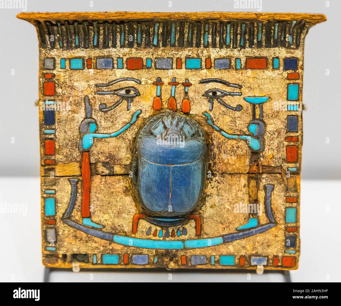 Ausstellung "Das Reich der Tiere im Alten Ägypten", im Jahr 2015 durch das Louvre Museum organisiert. Pektorale, Neues Reich, Holz und Fayence, AF2560. Stockfoto