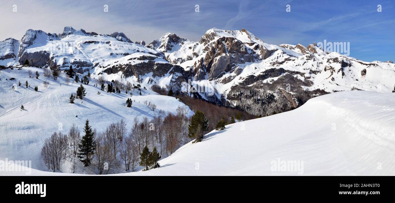 Anfang Aspe-tal in französischen Atlantischen Pyrenäen im Winter vom Col Col de Somport gesehen. Der Schnee Muster ist im Vordergrund Stockfoto