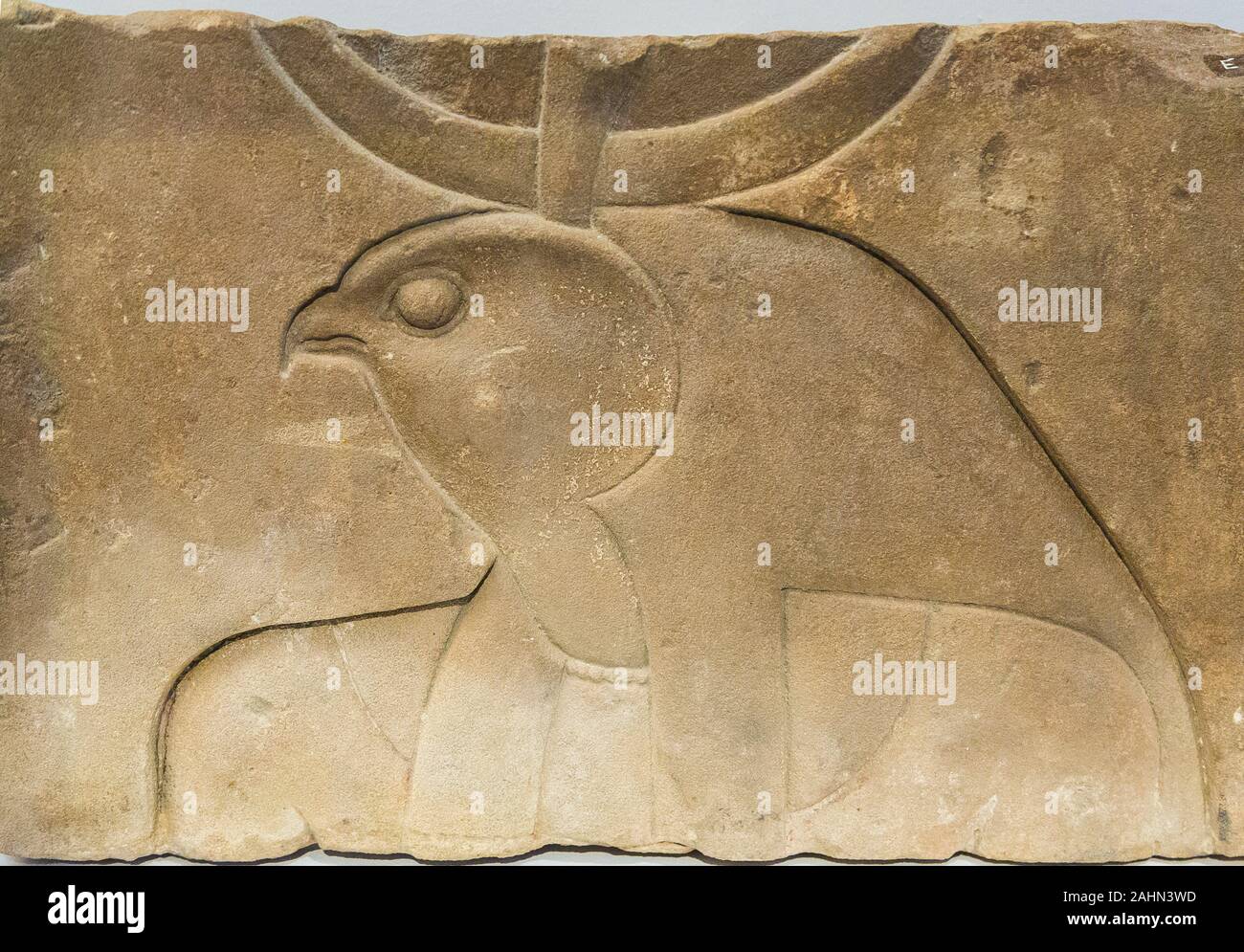 Ausstellung "Das Reich der Tiere im Alten Ägypten", im Jahr 2015 durch das Louvre Museum organisiert. Gott mit einem Falcon Kopf, Medamud, E 15384. Stockfoto