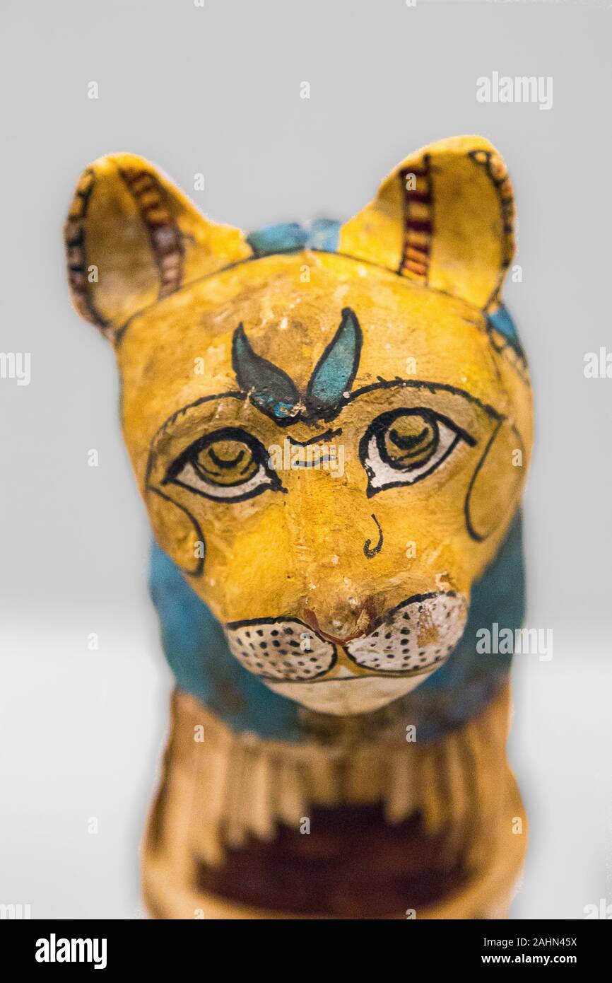 Ausstellung "Das Reich der Tiere im Alten Ägypten", im Jahr 2015 durch das Louvre Museum organisiert. Mumie einer Katze mit einem gemalten cartonnage, Spätzeit. Stockfoto