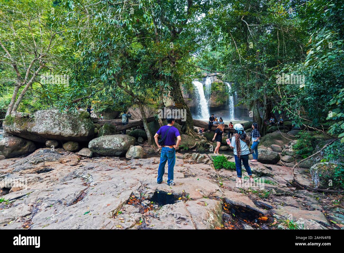 Khao Yai, Thailand - 14. November 2015. Touristische Gruppe approache der Sicht für berühmte Haew Suwat Wasserfall in den Khao Yai Nationalpark in Thailand. Stockfoto