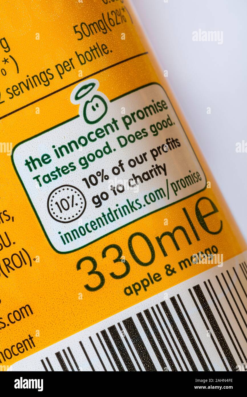 Die unschuldige Versprechen, gut schmeckt. Gutes tut. 10% unserer Gewinne gehen zur Nächstenliebe. Auf der Flasche von Unschuldigen Apfel & Mango Saft trinken Detail Stockfoto