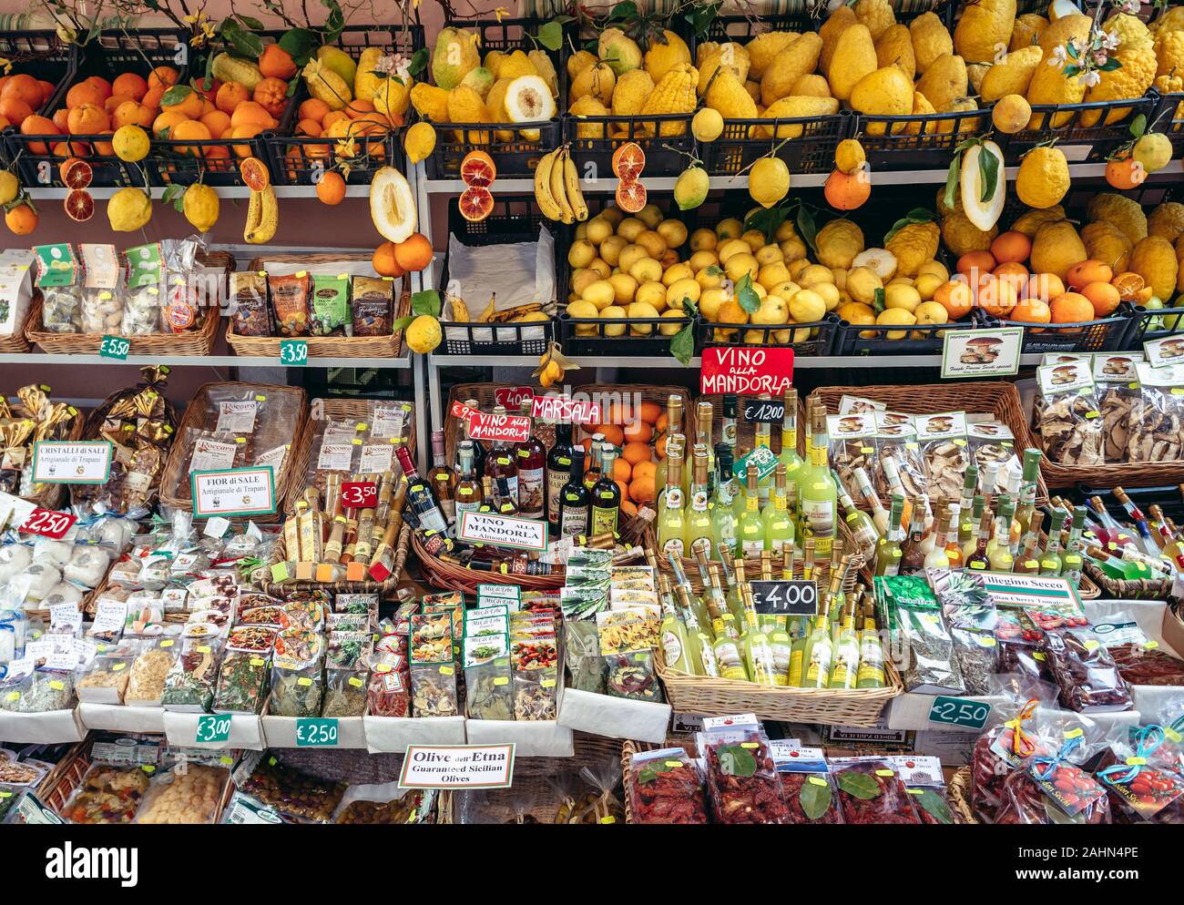 Essen stand in Taormina Gemeinde in Metropolitan City von Messina, an der Ostküste der Insel Sizilien, Italien Stockfoto