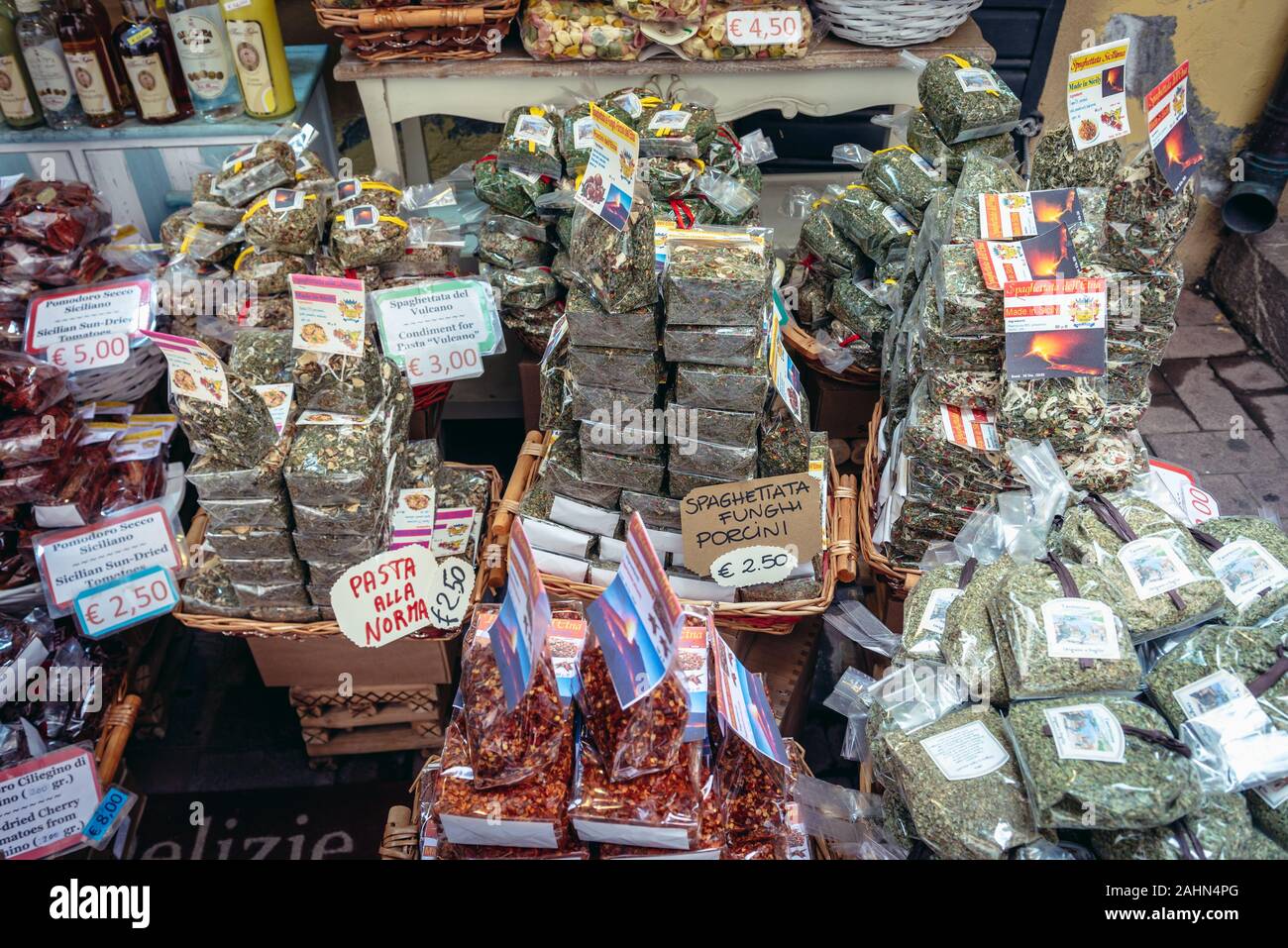 Essen stand in Taormina Gemeinde in Metropolitan City von Messina, an der Ostküste der Insel Sizilien, Italien Stockfoto