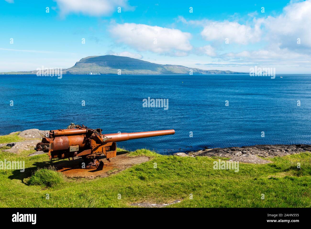 British Gun aus dem Kriegsschiff in Festung Skansin von Torshavn, Färöischen Insel Streymoy. Atlantischen Ozean und die Insel Nolsoy sind im Hintergrund Stockfoto