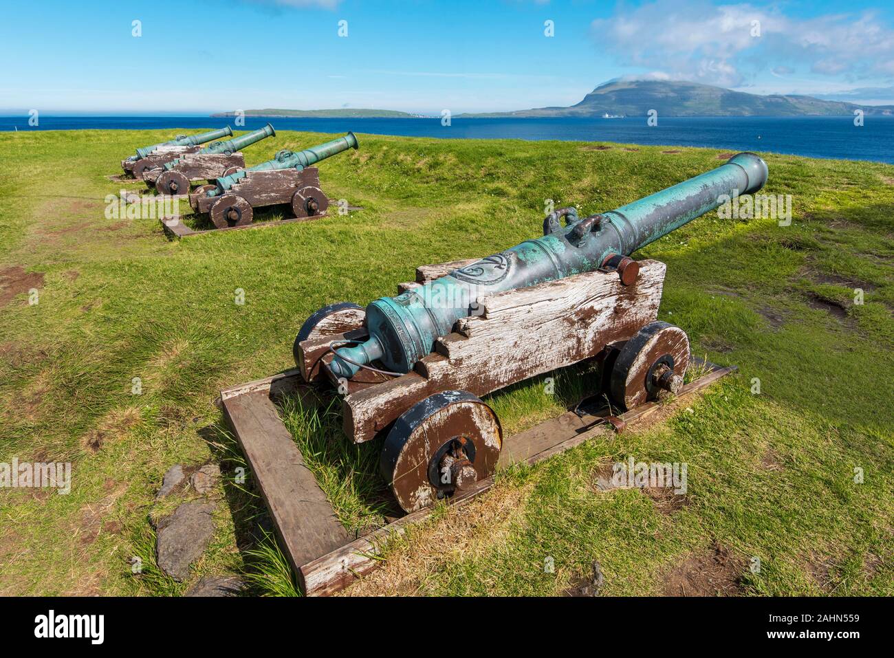 Alte Dänische Kanonen in Festung Skansin von Torshavn, Färöischen Insel Streymoy. Nolsoy Insel ist im Hintergrund Stockfoto
