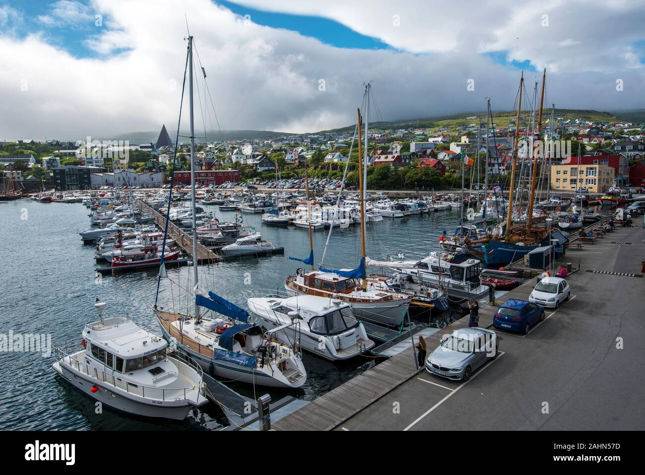 Tórshavn, Färöer - Juli 11, 2018 Vestaravag Hafen und Torshavn Stadtbild, in den färöischen Insel Streymoy Stockfoto