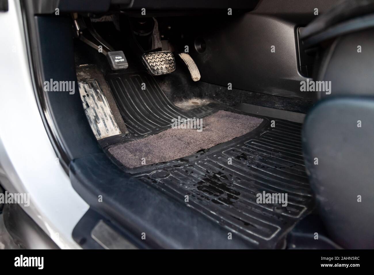 Schmutziges auto Fußmatten aus grauem Teppich mit Gaspedal und