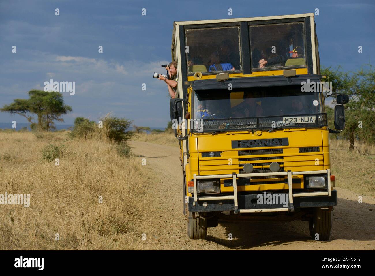 Tanzania, Serengeti Nationalpark, Safari Touristen in speziellen Bus Lkw Stockfoto