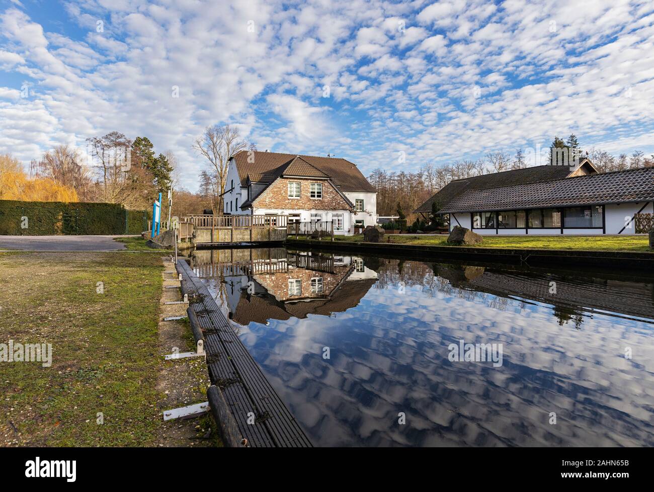 Viersen-Born - Blick auf Hotel Muehlrather Wassermühle am See Harik zu,Rnine Westfalen, Deutschland, 30.12.2019 Stockfoto