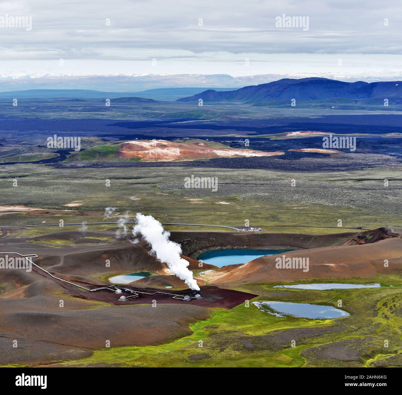 Aktive Dampf stack und Teile der Krafla Geothermie-kraftwerk weiter durch den Vulkan Krater mit Krafla Viti See in Nordurland eystra Region des nördlichen Stockfoto