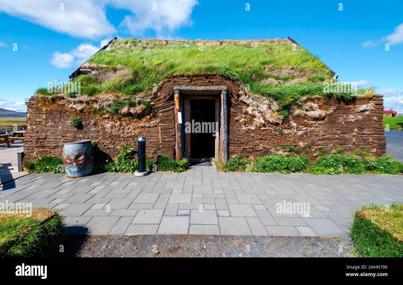 Modrudalur, Island - 15 Juli, 2018 Die Fassade und der Eingang zum traditionellen isländischen Rasen Haus mit Grasdach in Modrudalur farm Siedlung in E Stockfoto