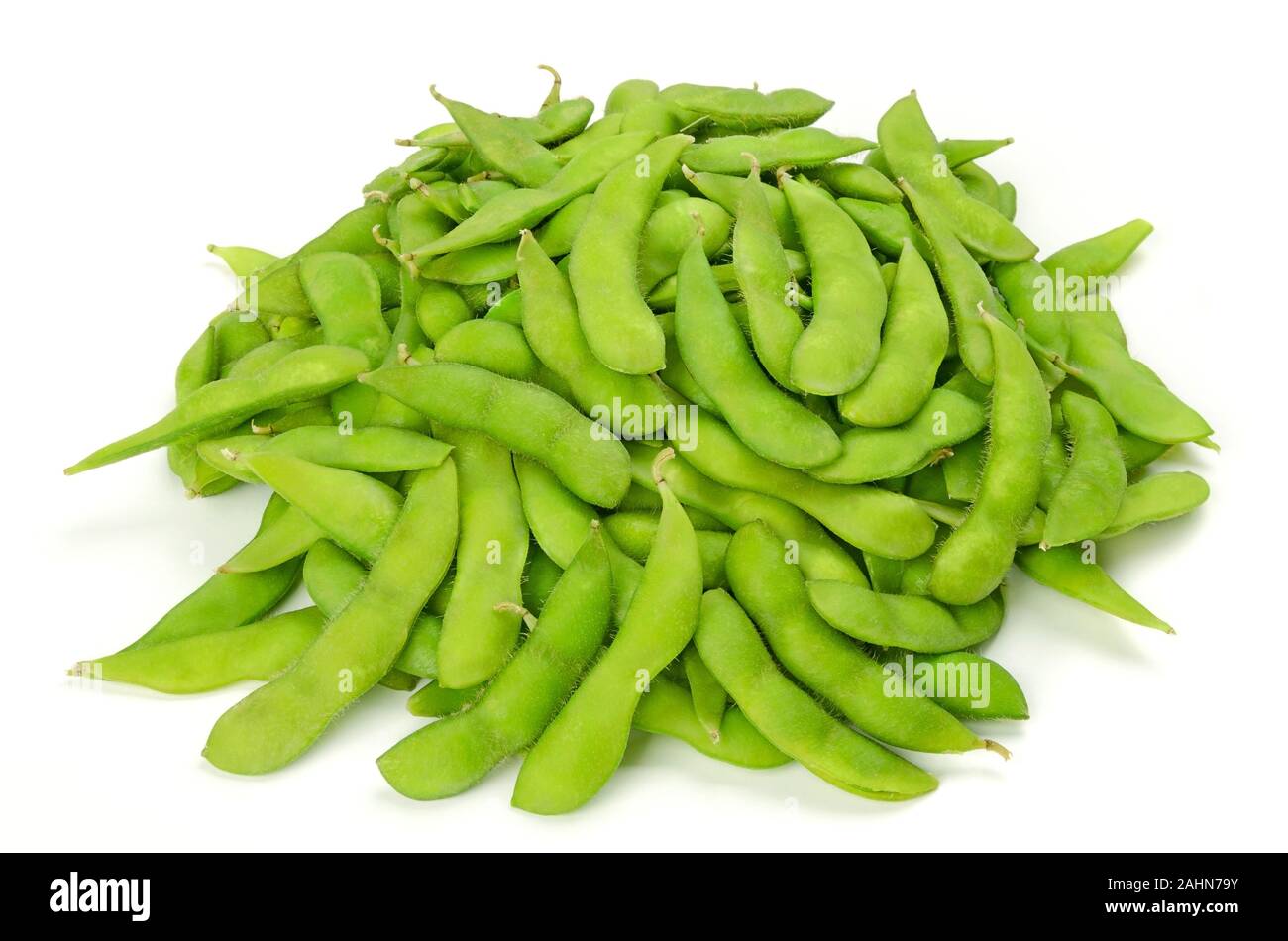 Stapel der Edamame auf weiße Oberfläche. Grüne Sojabohnen in der Systemgruppe. Unreife Sojabohnen, Maodou. Glycine max. Leguminosen, essbare nach dem Kochen. Reiche Proteinquelle Stockfoto