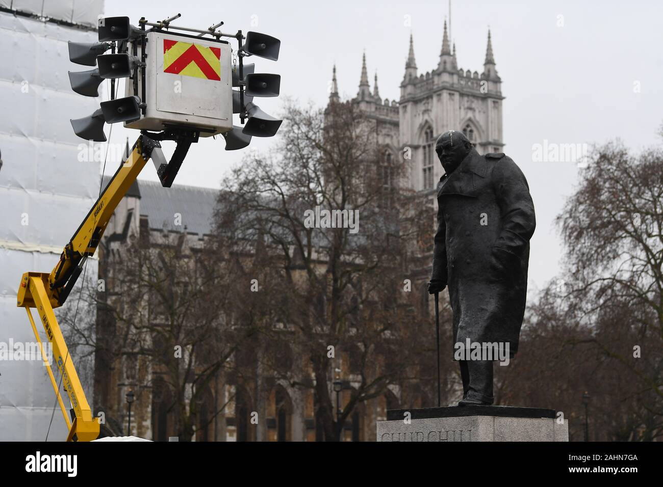 Eine Lautsprecheranlage errichtet in der Nähe des Houses of Parliament in London vor dem Neuen Jahr feier Feuerwerk. Stockfoto