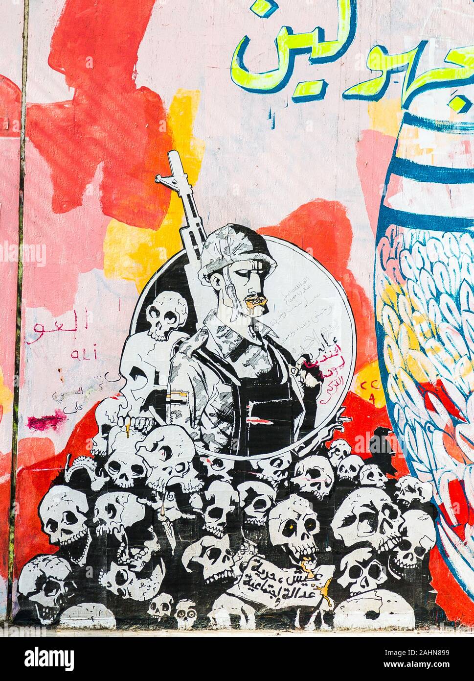 Ägypten, Kairo, Graffiti der Ägyptischen Revolution auf Mohamed Mahmoud Street. Ein Soldat auf einem Stapel von Schädeln. Stockfoto