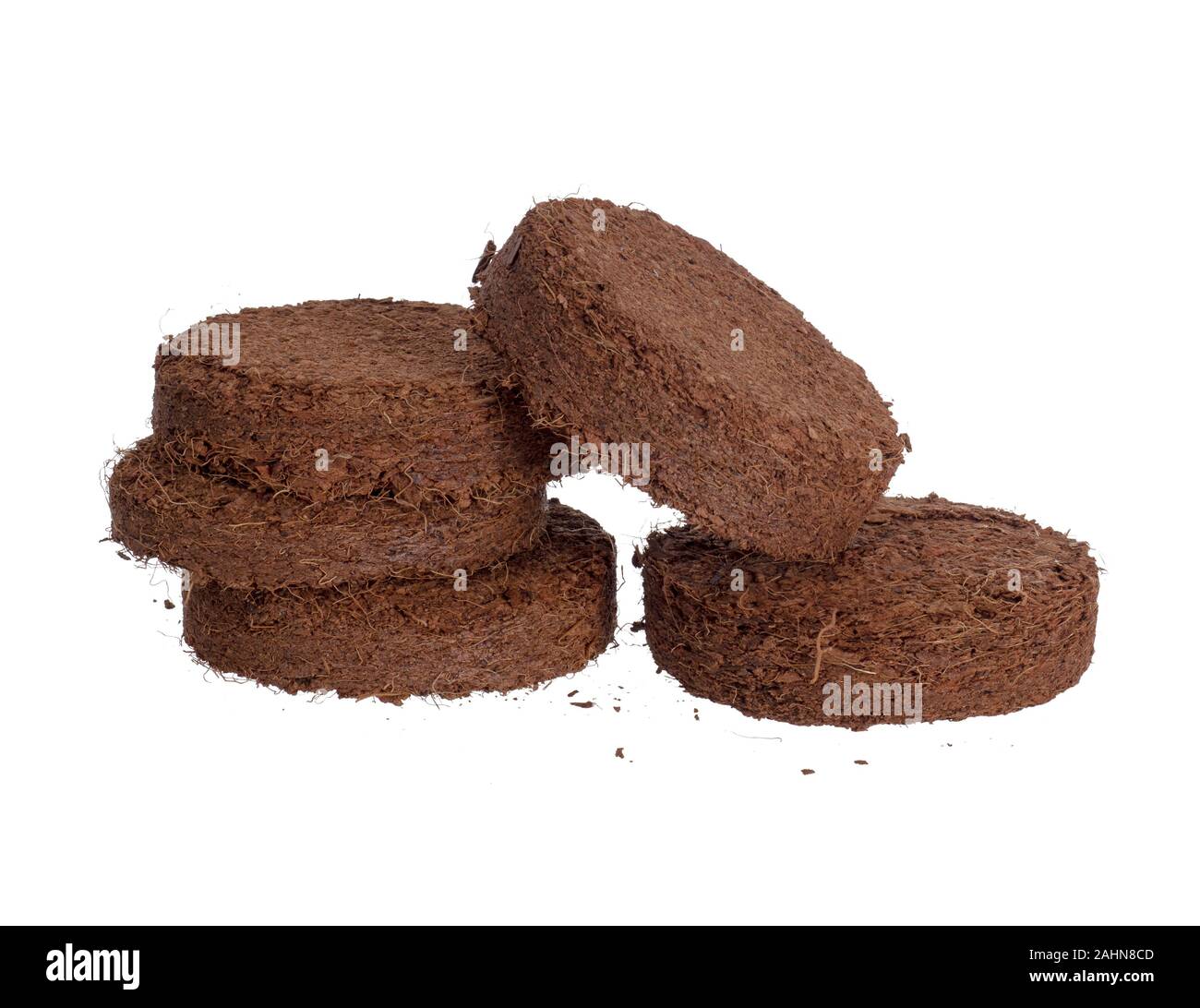 Kokos, Kokosfasern wachsenden Pellets, Scheiben, auf weißem Hintergrund. Umweltfreundliche Torf freie Feder Gartenarbeit. Stockfoto