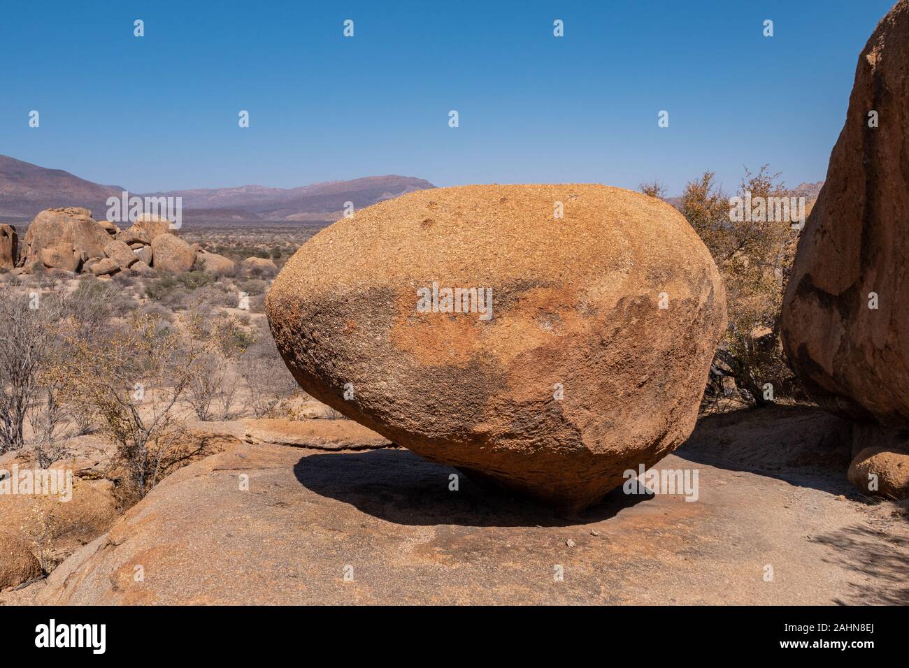 Orange Balancing Rock im Erongo Gebirge, Namibia - Trockene afrikanische Landschaft Stockfoto