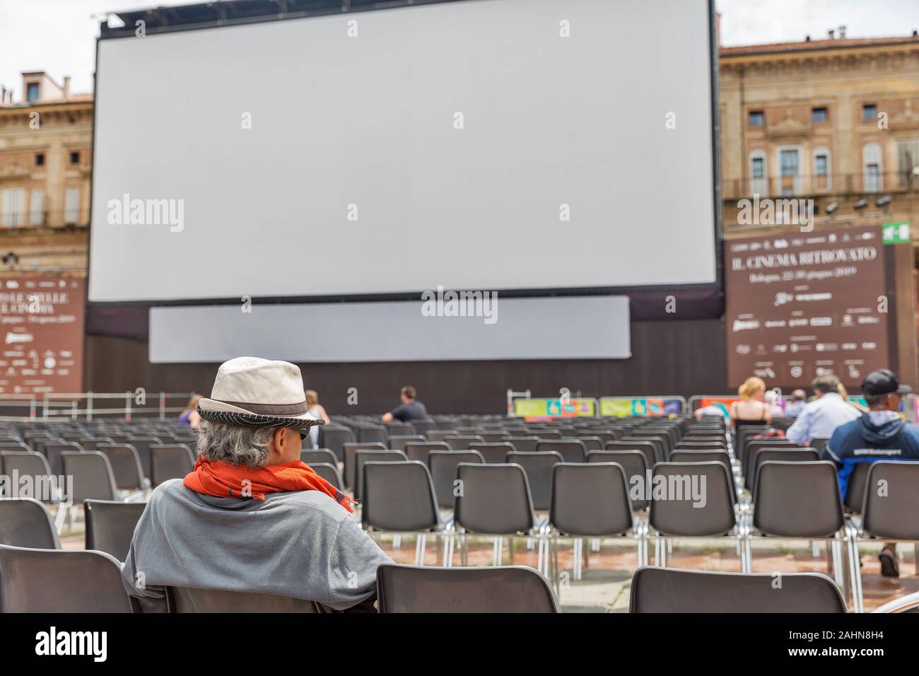 BOLOGNA, Italien - 10 Juli, 2019: die Menschen besuchen Il Cinema Ritrovato Festival im Freien im historischen Zentrum der Stadt. Es ist ein Festival der Geschichte o gewidmet Stockfoto