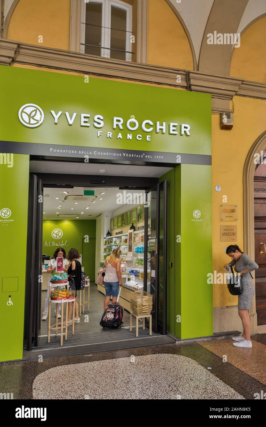 BOLOGNA, Italien - 10 Juli, 2019: die Menschen besuchen Yves Rocher Store auf shopping Indipendenza Straße im historischen Zentrum der Stadt. Yves Rocher war ein Pionier der t Stockfoto
