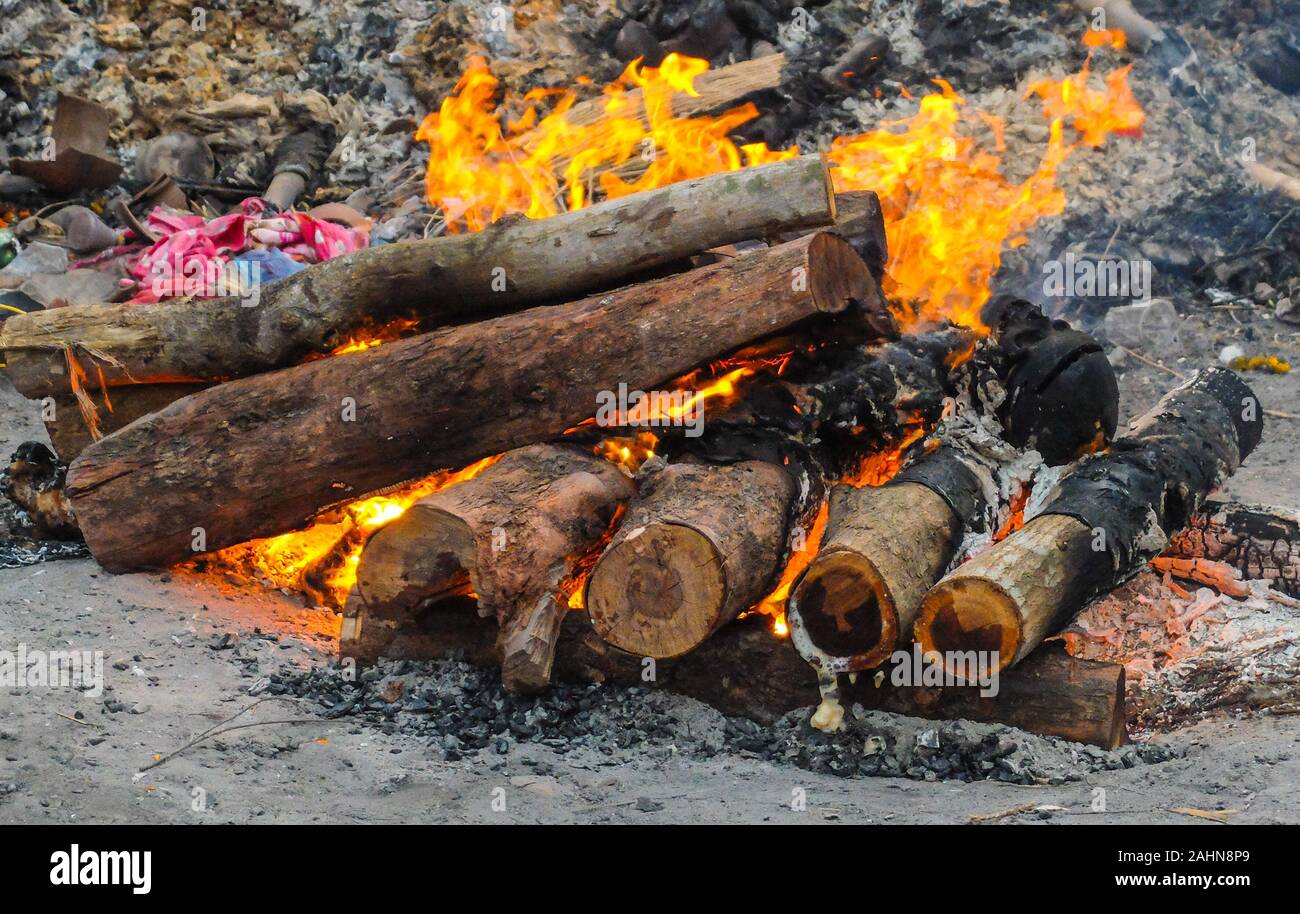 Der Körper eines Hindu Person wird in der traditionellen Weise verbrannt und durch ähnliche Scheiterhaufen die intensive Hitze, Rauch und Gerüche sind überwältigend umgeben. Stockfoto