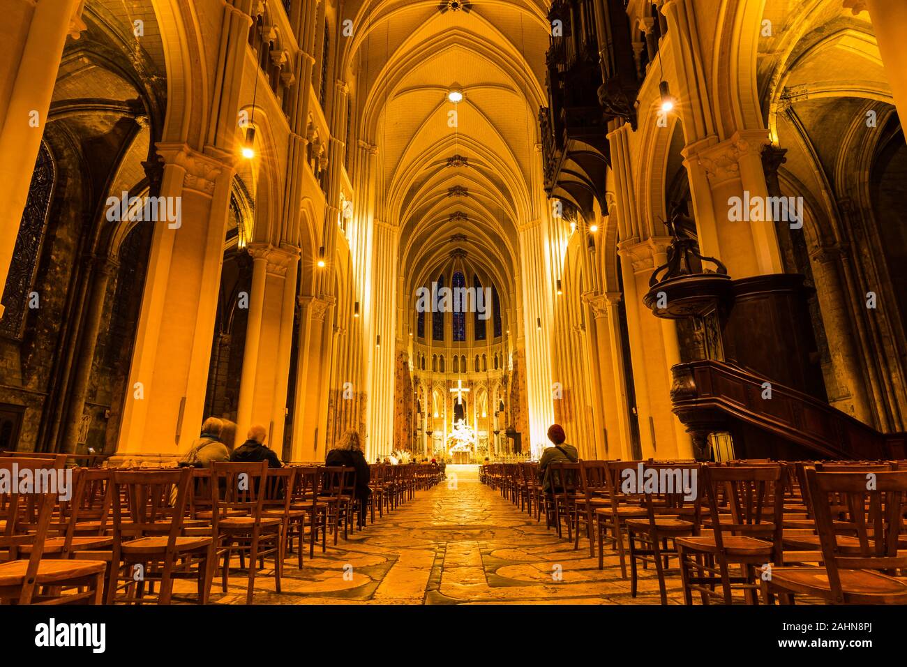 Chartres, Frankreich - Oktober 18, 2019: das Innere der Kathedrale Unserer Lieben Frau von Chartres oder Notre-Dame de Chartres in Frankreich Stockfoto