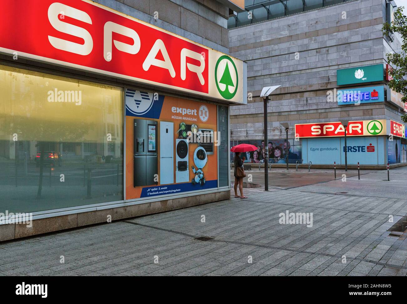 Szeged, Ungarn - 26. JULI 2019: Leute, die sich vor der SPAR Supermarkt in der abendlichen Spaziergang. Es ist eine Niederländische multinationale Einzelhandelskette, arbeitet als ich Stockfoto