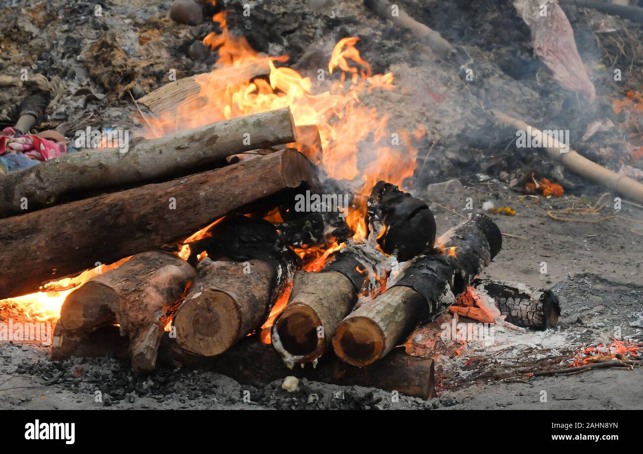 Der Körper eines Hindu Person wird in der traditionellen Weise verbrannt und durch ähnliche Scheiterhaufen die intensive Hitze, Rauch und Gerüche sind überwältigend umgeben. Stockfoto