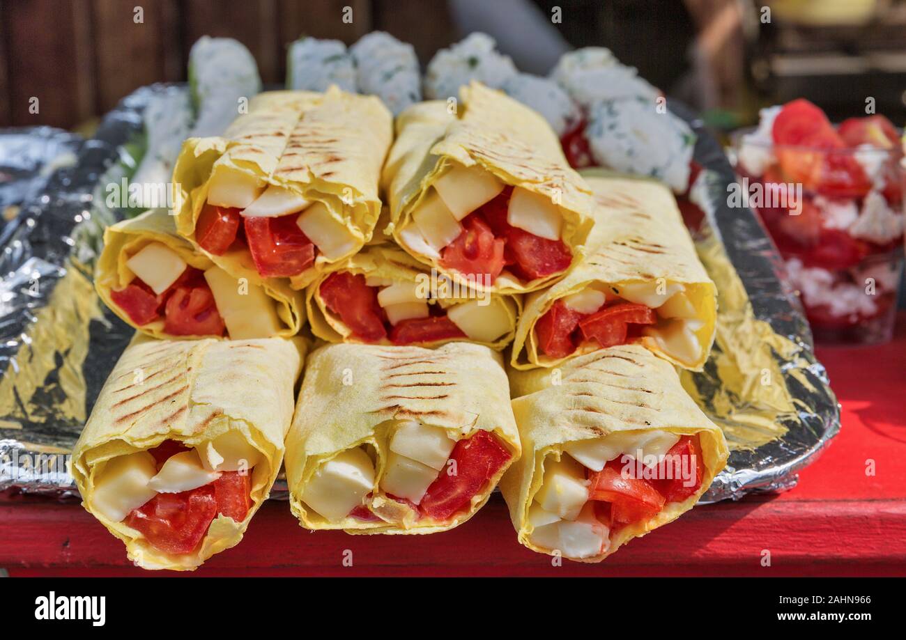 Fast food pita Brot mit Käse und Tomaten closeup Stockfoto