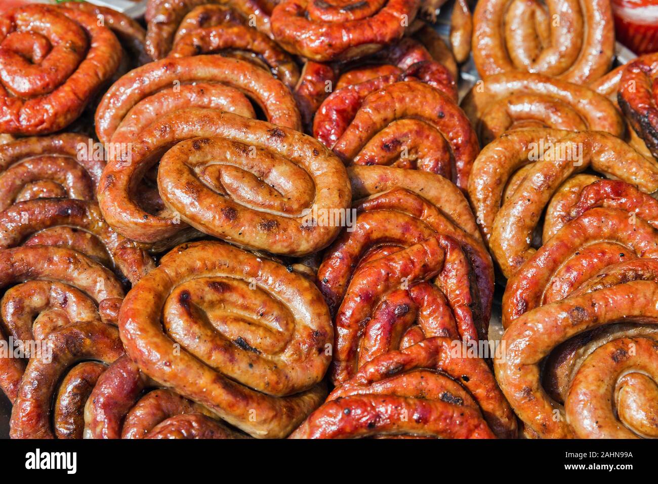 Leckere gegrillte Würstchen Ringe closeup Hintergrund Stockfoto