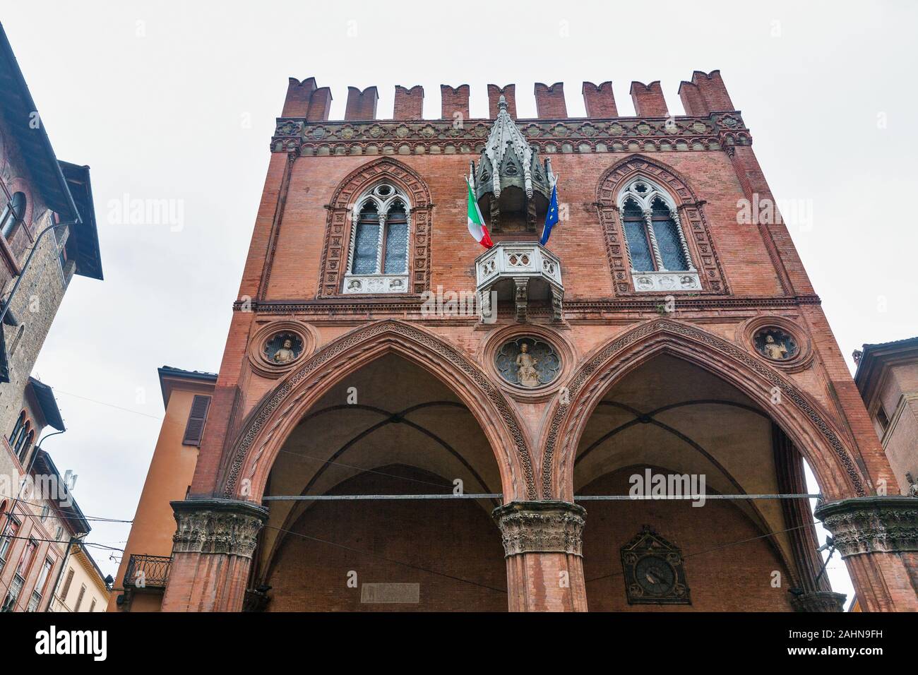 14. Jahrhundert Palazzo della Mercanzia oder Merchandise Palast im historischen Zentrum von Bologna, Italien. Stockfoto