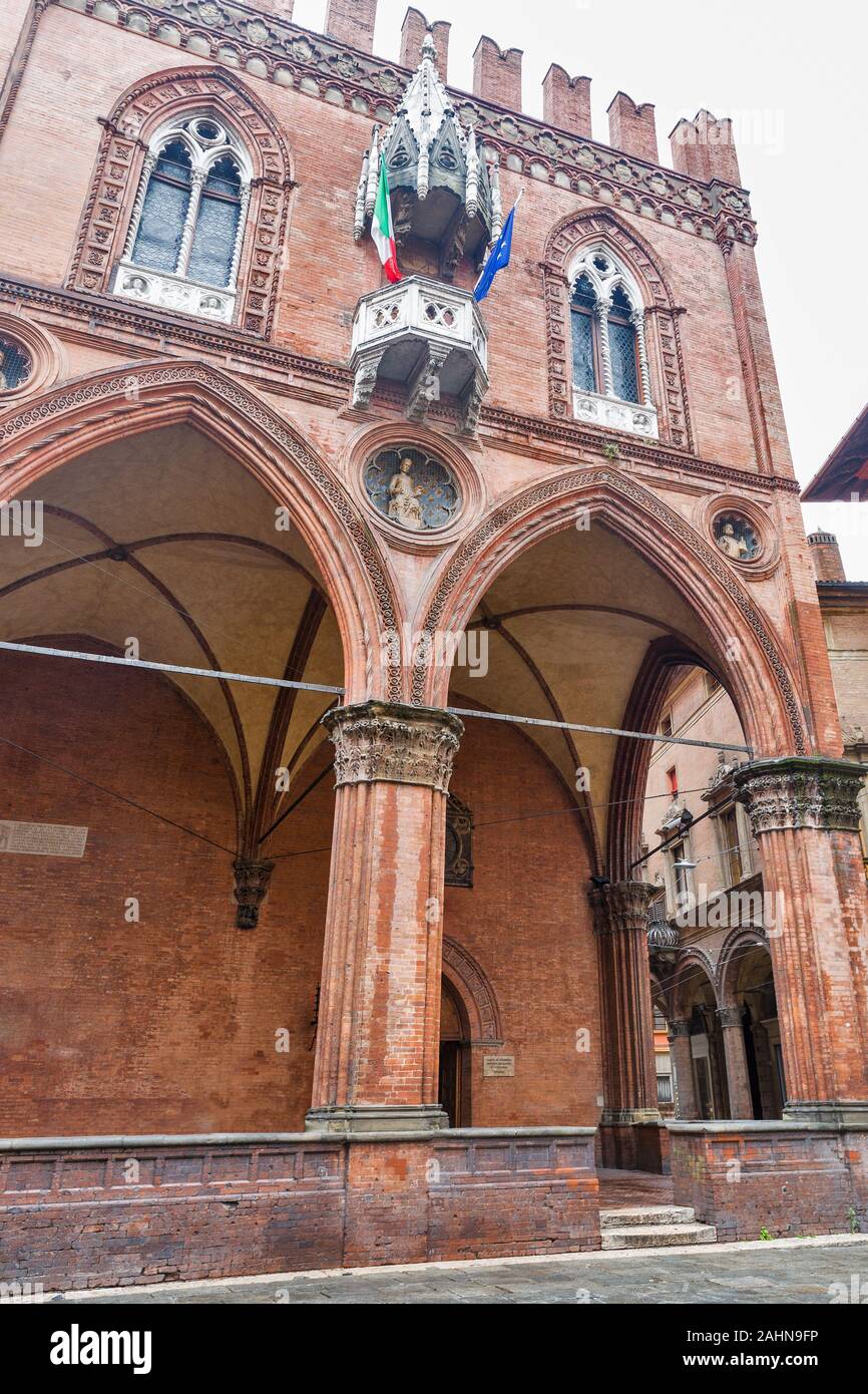 14. Jahrhundert Palazzo della Mercanzia oder Merchandise Palast im historischen Zentrum von Bologna, Italien. Stockfoto