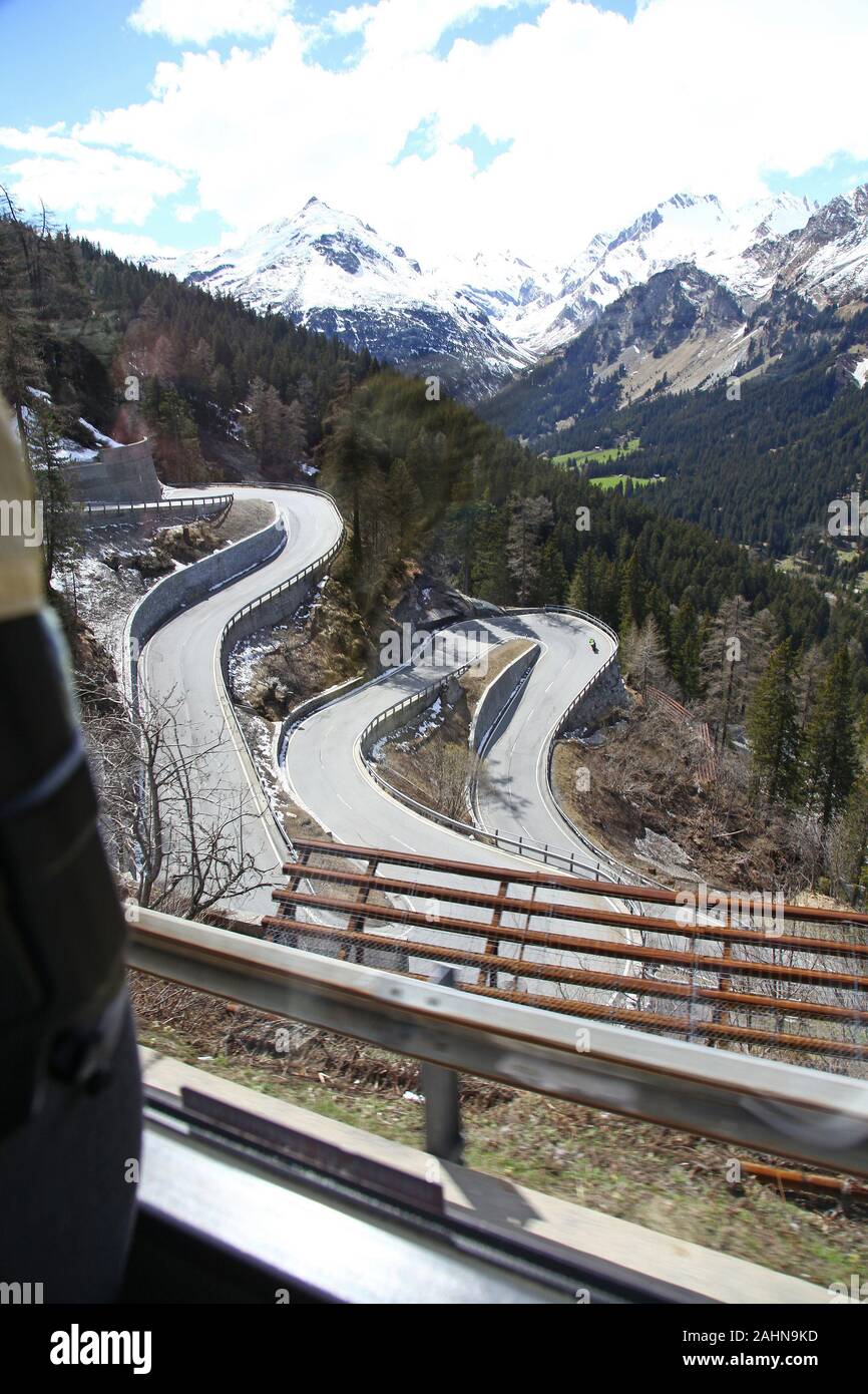 Eine Ansicht aus einem Reisebus Fenster der Serpentinen auf den Bernina Pass, eine kurvenreiche Straße in den italienischen Alpen, Italien Stockfoto