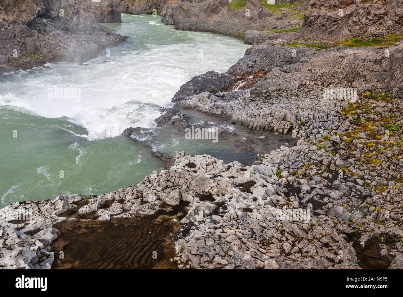 Skjalfandafljot rocy Ufer des Flusses an hinter Godafoss Wasserfall im Nordosten Islands. Stockfoto