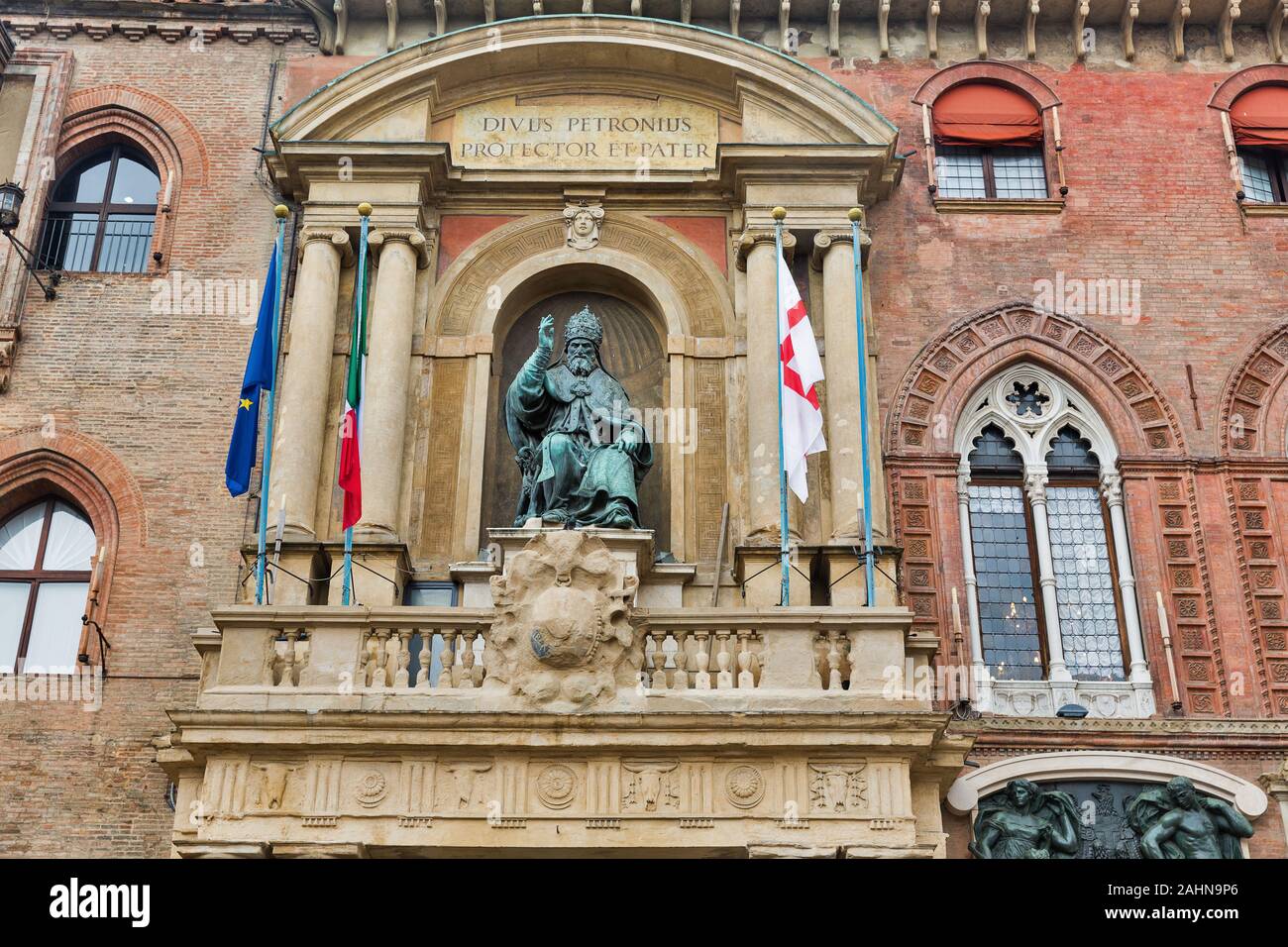 Accursio Schloss oder Rathaus Fassade in Bologna, Italien. Bronzestatue von Papst Gregor XIII., Sitzen und Segen. Stockfoto